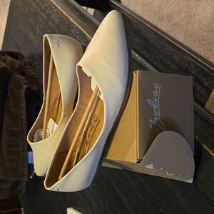 NIB Zodiac Hill Flats in Ivory